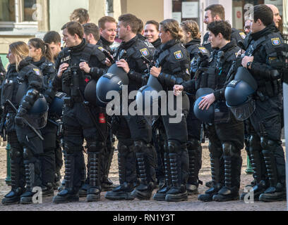 Fulda, Germania. Xvi Feb, 2019. Poliziotti si stanno preparando per la loro distribuzione nel corso di un corteo di estrema destra piccola festa 'Der dritte Weg" (la terza strada). La polizia ci sono con un grande contingente per impedire un incontro con contro i dimostranti. Credito: Boris Roessler/dpa/Alamy Live News Foto Stock