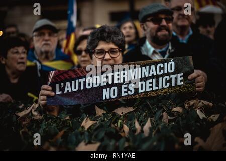 Barcellona, Spagna. 16 Febbraio 2019: Catalano separatisti con i loro cartelloni protestare contro il processo contro 12 leader catalano accusato di sedizione e ribellione contro la Spagna e l'uso improprio di fondi pubblici in relazione con un bandito referendum sulla secessione e indipendenza di un voto al Parlamento catalano in ottobre 2017. Oggi 9 Catalano leader sono stati trasferiti alle carceri di Madrid prima della prova a partire da febbraio 12th. Credito: Matthias Oesterle/Alamy Live News Foto Stock