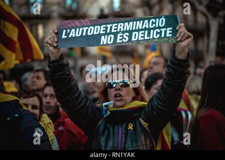 Barcellona, Spagna. 16 Febbraio 2019: Catalano separatisti con i loro cartelloni protestare contro il processo contro 12 leader catalano accusato di sedizione e ribellione contro la Spagna e l'uso improprio di fondi pubblici in relazione con un bandito referendum sulla secessione e indipendenza di un voto al Parlamento catalano in ottobre 2017. Oggi 9 Catalano leader sono stati trasferiti alle carceri di Madrid prima della prova a partire da febbraio 12th. Credito: Matthias Oesterle/Alamy Live News Foto Stock