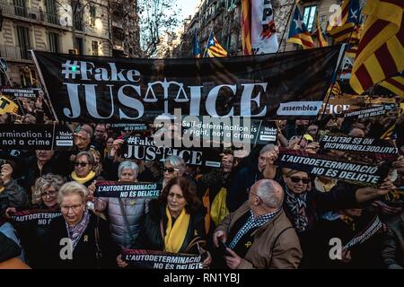 Barcellona, Spagna. 16 Febbraio 2019: Catalano separatisti con i loro cartelloni protestare contro il processo contro 12 leader catalano accusato di sedizione e ribellione contro la Spagna e l'uso improprio di fondi pubblici in relazione con un bandito referendum sulla secessione e indipendenza di un voto al Parlamento catalano in ottobre 2017. Oggi 9 Catalano leader sono stati trasferiti alle carceri di Madrid prima della prova a partire da febbraio 12th. Credito: Matthias Oesterle/Alamy Live News Foto Stock