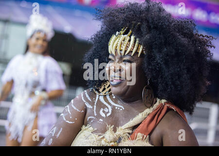 Sao Paulo, Sao Paulo, Brasile. Xvi Feb, 2019. I membri di Vai Vai di scuole di samba a prendere parte alle prove generali per le prossime Sao Paulo Carnevale 2019, all'Anhembi Sambadrome. Le sfilate si svolgerà il 1 e 2 Marzo prossimi. (Credito Immagine: © Paulo LopesZUMA filo) Credito: ZUMA Press, Inc./Alamy Live News Foto Stock