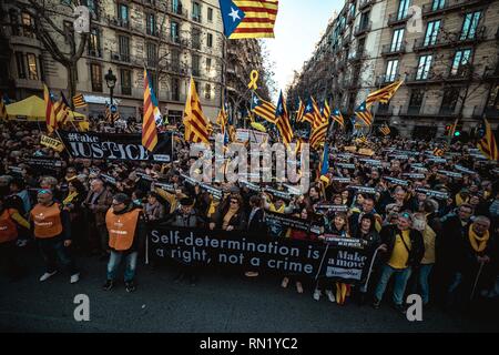 Barcellona, Spagna. 16 Febbraio 2019: Catalano separatisti con i loro cartelloni protestare contro il processo contro 12 leader catalano accusato di sedizione e ribellione contro la Spagna e l'uso improprio di fondi pubblici in relazione con un bandito referendum sulla secessione e indipendenza di un voto al Parlamento catalano in ottobre 2017. Oggi 9 Catalano leader sono stati trasferiti alle carceri di Madrid prima della prova a partire da febbraio 12th. Credito: Matthias Oesterle/Alamy Live News Foto Stock