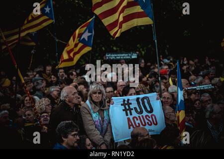 Barcellona, Spagna. 16 Febbraio 2019: Catalano separatisti con i loro cartelloni protestare contro il processo contro 12 leader catalano accusato di sedizione e ribellione contro la Spagna e l'uso improprio di fondi pubblici in relazione con un bandito referendum sulla secessione e indipendenza di un voto al Parlamento catalano in ottobre 2017. Oggi 9 Catalano leader sono stati trasferiti alle carceri di Madrid prima della prova a partire da febbraio 12th. Credito: Matthias Oesterle/Alamy Live News Foto Stock