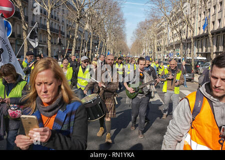 Parigi, Francia. Il 16 febbraio 2019. I dimostranti protestano contro le violenze della polizia. Vista dettagliata nel corteo, è possibile vedere i musicisti. Foto Stock