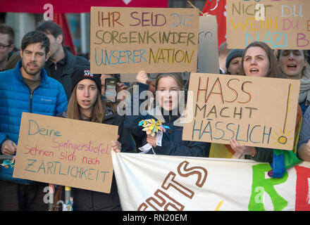 Fulda, Germania. Xvi Feb, 2019. I dimostranti di varie alleanze protesta nel centro della città contro un ascensore simultanea della estrema destra mini-party 'Der dritte Weg" (la terza strada). Le forze di polizia sono sulla scena con un grande contingente per impedire che i due campi dalla riunione. Credito: Boris Roessler/dpa/Alamy Live News Foto Stock