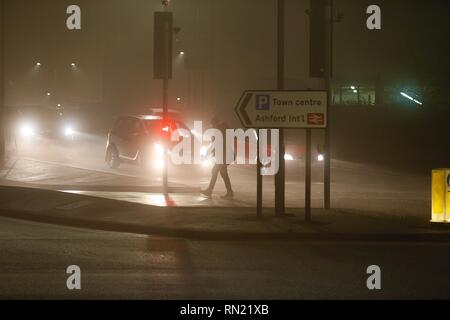 Ashford, Kent, Regno Unito. 16 feb 2019. Regno Unito: Meteo nebbia fitta avvolge la città di Ashford nel Kent. © Paul Lawrenson 2019, Photo credit: Paolo Lawrenson / Alamy Live News Foto Stock