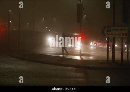 Ashford, Kent, Regno Unito. 16 feb 2019. Regno Unito: Meteo nebbia fitta avvolge la città di Ashford nel Kent. © Paul Lawrenson 2019, Photo credit: Paolo Lawrenson / Alamy Live News Foto Stock