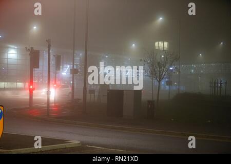 Ashford, Kent, Regno Unito. 16 feb 2019. Regno Unito: Meteo nebbia fitta avvolge la città di Ashford nel Kent. © Paul Lawrenson 2019, Photo credit: Paolo Lawrenson / Alamy Live News Foto Stock