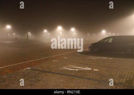 Ashford, Kent, Regno Unito. 16 feb 2019. Regno Unito: Meteo nebbia fitta avvolge la città di Ashford nel Kent. © Paul Lawrenson 2019, Photo credit: Paolo Lawrenson / Alamy Live News Foto Stock