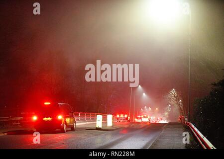 Ashford, Kent, Regno Unito. 16 feb 2019. Regno Unito: Meteo nebbia fitta avvolge la città di Ashford nel Kent. © Paul Lawrenson 2019, Photo credit: Paolo Lawrenson / Alamy Live News Foto Stock