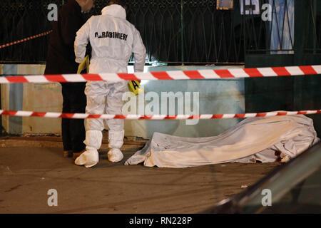 Agguato mortale a Mugnano. Ucciso a colpi di pistola onu operatore del mercato ittico di via Pietro Nenni. Xvi Feb, 2019. L'uomo, Giovanni Pianese, Ã¨ stato colpito con un colpo alla testa ed Ã¨ morto sul colpo. Cronaca in foto il corpo di Giovanni pianese. Credito: Fabio Sasso/ZUMA filo/Alamy Live News Foto Stock