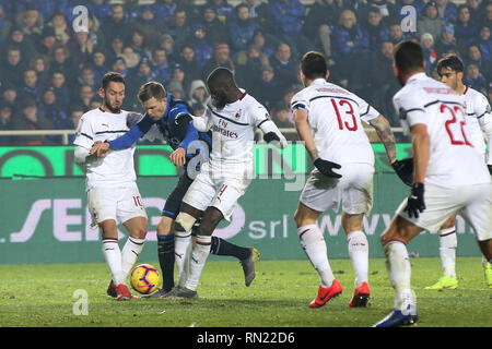 Foto di Mauro Locatelli/LaPresse 16 Febbraio 2019 Bergamo, Italia sport calcio Atalanta vs Milano - Campionato di calcio di Serie A TIM 2018/2019 - Stadio Atleti Azzurri d'Italia. Nella foto:Ilicc contro tutti Foto Mauro Locatelli/LaPresse Febbraio 16, 2019 Bergamo, Italia sport soccer Atalanta vs Milano- Italiano campionato di Football League A TIM 2018/2019 - Atleti Azzurri d'Italia Stadium. Nel pic: Ilicic Foto Stock