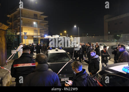 Agguato mortale a Mugnano. Ucciso a colpi di pistola onu operatore del mercato ittico di via Pietro Nenni. Xvi Feb, 2019. L'uomo, Giovanni Pianese, Ã¨ stato colpito con un colpo alla testa ed Ã¨ morto sul colpo. Cronaca in foto il corpo di Giovanni pianese. Credito: Fabio Sasso/ZUMA filo/Alamy Live News Foto Stock