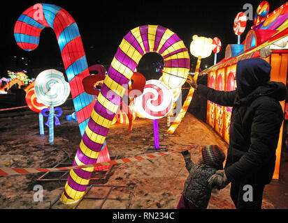 Kiev, Ucraina. Xvi Feb, 2019. Le persone guardano su installazioni lanterne durante il 'Gigante lanterne cinesi festival' al campo di canto di Kiev, in Ucraina, il 16 febbraio 2019. Circa 15 mila lampadine e più di due chilometri di seta sono utilizzati per 30 giant installazioni luminose, ognuna delle quali simboleggia un antico racconto popolare o la legenda della Cina. Secondo gli organizzatori del festival di gigante le lanterne cinesi è uno dei più celebri mostre in tutto il mondo, che si è svolta in più di quaranta paesi. Credito: Serg Glovny/ZUMA filo/Alamy Live News Foto Stock