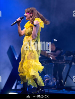 Glasgow, Regno Unito. Il 16 febbraio 2019. Lauren Mayberry da pop band Chvrches in concerto al SSE Idro Arena di Glasgow. Credito: Colin Fisher/Alamy Live News Foto Stock