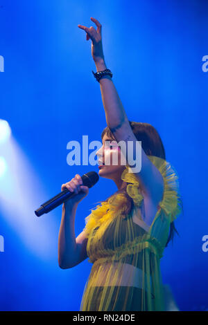 Glasgow, Regno Unito. Il 16 febbraio 2019. Lauren Mayberry da pop band Chvrches in concerto al SSE Idro Arena di Glasgow. Credito: Colin Fisher/Alamy Live News Foto Stock