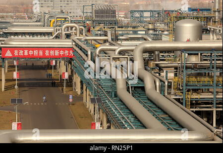 CHANGZHI, Shanxi, Cina. 27 Dic, 2018. Le operazioni continuano a Lu'an carbone al progetto petrolifero e dei suoi servizi all'avanguardia in Changzhi, nella provincia di Shanxi, il 28 dicembre 2018. Il carbone a base d'olio azienda produce olio sintetico e prodotti petroliferi mediante gassificazione del carbone. Il progetto coinvolge le aziende da parte degli Stati Uniti, in Europa e in Asia. Credito: Stephen rasoio/ZUMA filo/Alamy Live News Foto Stock