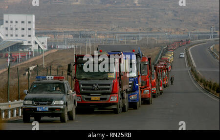 CHANGZHI, Shanxi, Cina. 27 Dic, 2018. I carrelli di carbone di attendere il loro turno per consegnare i loro payload per la lu'an carbone al progetto petrolifero e dei suoi servizi all'avanguardia in Changzhi, nella provincia di Shanxi, il 28 dicembre 2018. Il carbone a base d'olio azienda produce olio sintetico e prodotti petroliferi mediante gassificazione del carbone. Il progetto coinvolge le aziende da parte degli Stati Uniti, in Europa e in Asia. Credito: Stephen rasoio/ZUMA filo/Alamy Live News Foto Stock