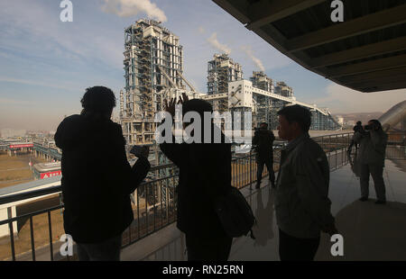 CHANGZHI, Shanxi, Cina. 27 Dic, 2018. Ingegneri di spiegare alla visita di giornalisti di operazioni alla lu'an carbone al progetto petrolifero e dei suoi servizi all'avanguardia in Changzhi, nella provincia di Shanxi, il 28 dicembre 2018. Il carbone a base d'olio azienda produce olio sintetico e prodotti petroliferi mediante gassificazione del carbone. Il progetto coinvolge le aziende da parte degli Stati Uniti, in Europa e in Asia. Credito: Stephen rasoio/ZUMA filo/Alamy Live News Foto Stock