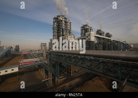 CHANGZHI, Shanxi, Cina. 27 Dic, 2018. Le operazioni continuano a Lu'an carbone al progetto petrolifero e dei suoi servizi all'avanguardia in Changzhi, nella provincia di Shanxi, il 28 dicembre 2018. Il carbone a base d'olio azienda produce olio sintetico e prodotti petroliferi mediante gassificazione del carbone. Il progetto coinvolge le aziende da parte degli Stati Uniti, in Europa e in Asia. Credito: Stephen rasoio/ZUMA filo/Alamy Live News Foto Stock