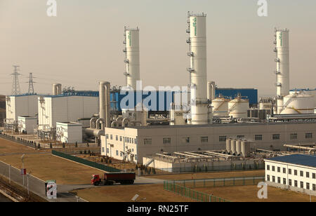 CHANGZHI, Shanxi, Cina. 27 Dic, 2018. Le operazioni continuano a Lu'an carbone al progetto petrolifero e dei suoi servizi all'avanguardia in Changzhi, nella provincia di Shanxi, il 28 dicembre 2018. Il carbone a base d'olio azienda produce olio sintetico e prodotti petroliferi mediante gassificazione del carbone. Il progetto coinvolge le aziende da parte degli Stati Uniti, in Europa e in Asia. Credito: Stephen rasoio/ZUMA filo/Alamy Live News Foto Stock