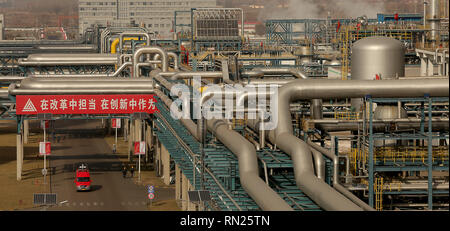 CHANGZHI, Shanxi, Cina. 27 Dic, 2018. Le operazioni continuano a Lu'an carbone al progetto petrolifero e dei suoi servizi all'avanguardia in Changzhi, nella provincia di Shanxi, il 28 dicembre 2018. Il carbone a base d'olio azienda produce olio sintetico e prodotti petroliferi mediante gassificazione del carbone. Il progetto coinvolge le aziende da parte degli Stati Uniti, in Europa e in Asia. Credito: Stephen rasoio/ZUMA filo/Alamy Live News Foto Stock