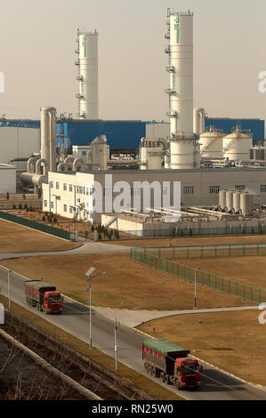 CHANGZHI, Shanxi, Cina. 27 Dic, 2018. Le operazioni continuano a Lu'an carbone al progetto petrolifero e dei suoi servizi all'avanguardia in Changzhi, nella provincia di Shanxi, il 28 dicembre 2018. Il carbone a base d'olio azienda produce olio sintetico e prodotti petroliferi mediante gassificazione del carbone. Il progetto coinvolge le aziende da parte degli Stati Uniti, in Europa e in Asia. Credito: Stephen rasoio/ZUMA filo/Alamy Live News Foto Stock