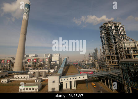 CHANGZHI, Shanxi, Cina. 27 Dic, 2018. Le operazioni continuano a Lu'an carbone al progetto petrolifero e dei suoi servizi all'avanguardia in Changzhi, nella provincia di Shanxi, il 28 dicembre 2018. Il carbone a base d'olio azienda produce olio sintetico e prodotti petroliferi mediante gassificazione del carbone. Il progetto coinvolge le aziende da parte degli Stati Uniti, in Europa e in Asia. Credito: Stephen rasoio/ZUMA filo/Alamy Live News Foto Stock