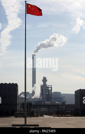 CHANGZHI, Shanxi, Cina. 27 Dic, 2018. 01Una bandiera nazionale cinese vola sopra la lu'an carbone al progetto petrolifero e dei suoi servizi all'avanguardia in Changzhi, nella provincia di Shanxi, il 28 dicembre 2018. Il carbone a base d'olio azienda produce olio sintetico e prodotti petroliferi mediante gassificazione del carbone. Il progetto coinvolge le aziende da parte degli Stati Uniti, in Europa e in Asia. Credito: Stephen rasoio/ZUMA filo/Alamy Live News Foto Stock