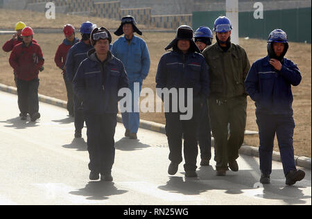 CHANGZHI, Shanxi, Cina. 27 Dic, 2018. Gli uomini cinesi a piedi per lavorare alla lu'an carbone al progetto petrolifero e dei suoi servizi all'avanguardia in Changzhi, nella provincia di Shanxi, il 28 dicembre 2018. Il carbone a base d'olio azienda produce olio sintetico e prodotti petroliferi mediante gassificazione del carbone. Il progetto coinvolge le aziende da parte degli Stati Uniti, in Europa e in Asia. Credito: Stephen rasoio/ZUMA filo/Alamy Live News Foto Stock