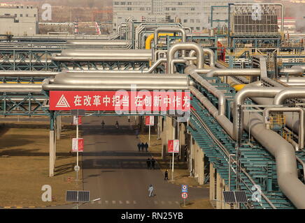 CHANGZHI, Shanxi, Cina. 27 Dic, 2018. Le operazioni continuano a Lu'an carbone al progetto petrolifero e dei suoi servizi all'avanguardia in Changzhi, nella provincia di Shanxi, il 28 dicembre 2018. Il carbone a base d'olio azienda produce olio sintetico e prodotti petroliferi mediante gassificazione del carbone. Il progetto coinvolge le aziende da parte degli Stati Uniti, in Europa e in Asia. Credito: Stephen rasoio/ZUMA filo/Alamy Live News Foto Stock