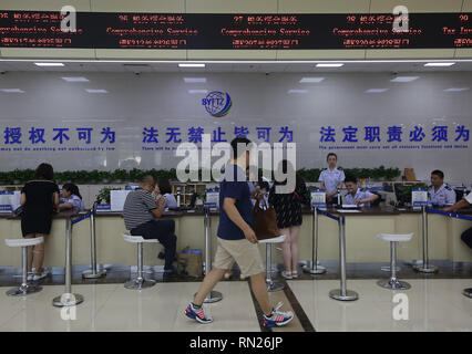 Shenyang, Liaoning, Cina. 7 Luglio, 2018. Cinese di Shenyang visita la zona di libero scambio (FTZ) Centro di Shenyang, capitale della provincia di Liaoning, il 17 luglio 2018. La neo-costituita FTZ ha attratto in entrambe le società straniere e nazionali come il numero di aziende che hanno registrato negli ultimi anni hanno superato il quantitativo totale registrati negli ultimi 31 anni. Credito: Stephen rasoio/ZUMA filo/Alamy Live News Foto Stock