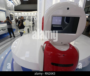 Shenyang, Liaoning, Cina. 7 Luglio, 2018. Giornalista cinese visita robotics Siasun azienda showroom di a è high-tech industrial park di Shenyang, capitale della provincia di Liaoning, il 17 luglio 2018. Siasun è il più grande robotica e automazione base industriale in Cina e in primo piano i robot nel sud coreano olimpiadi invernali cerimonia di chiusura. Credito: Stephen rasoio/ZUMA filo/Alamy Live News Foto Stock