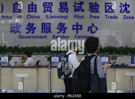 Shenyang, Liaoning, Cina. 7 Luglio, 2018. Cinese di Shenyang visita la zona di libero scambio (FTZ) Centro di Shenyang, capitale della provincia di Liaoning, il 17 luglio 2018. La neo-costituita FTZ ha attratto in entrambe le società straniere e nazionali come il numero di aziende che hanno registrato negli ultimi anni hanno superato il quantitativo totale registrati negli ultimi 31 anni. Credito: Stephen rasoio/ZUMA filo/Alamy Live News Foto Stock