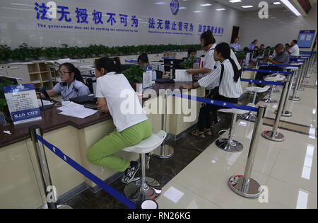 Shenyang, Liaoning, Cina. 7 Luglio, 2018. Cinese di Shenyang visita la zona di libero scambio (FTZ) Centro di Shenyang, capitale della provincia di Liaoning, il 17 luglio 2018. La neo-costituita FTZ ha attratto in entrambe le società straniere e nazionali come il numero di aziende che hanno registrato negli ultimi anni hanno superato il quantitativo totale registrati negli ultimi 31 anni. Credito: Stephen rasoio/ZUMA filo/Alamy Live News Foto Stock