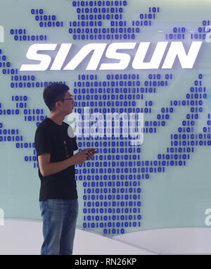 Shenyang, Liaoning, Cina. 7 Luglio, 2018. Giornalista cinese visita robotics Siasun azienda showroom di a è high-tech industrial park di Shenyang, capitale della provincia di Liaoning, il 17 luglio 2018. Siasun è il più grande robotica e automazione base industriale in Cina e in primo piano i robot nel sud coreano olimpiadi invernali cerimonia di chiusura. Credito: Stephen rasoio/ZUMA filo/Alamy Live News Foto Stock