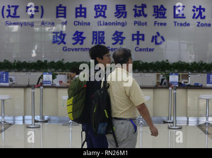 Shenyang, Liaoning, Cina. 7 Luglio, 2018. Cinese di Shenyang visita la zona di libero scambio (FTZ) Centro di Shenyang, capitale della provincia di Liaoning, il 17 luglio 2018. La neo-costituita FTZ ha attratto in entrambe le società straniere e nazionali come il numero di aziende che hanno registrato negli ultimi anni hanno superato il quantitativo totale registrati negli ultimi 31 anni. Credito: Stephen rasoio/ZUMA filo/Alamy Live News Foto Stock