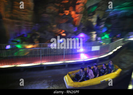 Agosto 23, 2018 - Tai'an, Shandong, Cina - i turisti cinesi di visitare la Grande Rift Valley del Monte Tai, Provincia di Shandong, il 23 agosto 2018. Copre un'area di 1,28 milioni di metri quadrati, i 6.000 metri-odd lunga grotta carsica è di circa 500 milioni di anni fa. Credito: Stephen rasoio/ZUMA filo/Alamy Live News Foto Stock