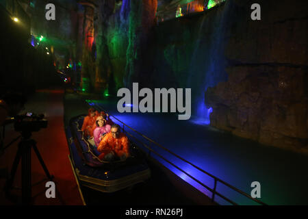 Agosto 23, 2018 - Tai'an, Shandong, Cina - i turisti cinesi di visitare la Grande Rift Valley del Monte Tai, Provincia di Shandong, il 23 agosto 2018. Copre un'area di 1,28 milioni di metri quadrati, i 6.000 metri-odd lunga grotta carsica è di circa 500 milioni di anni fa. Credito: Stephen rasoio/ZUMA filo/Alamy Live News Foto Stock