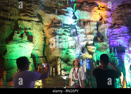 Agosto 23, 2018 - Tai'an, Shandong, Cina - i turisti cinesi di visitare la Grande Rift Valley del Monte Tai, Provincia di Shandong, il 23 agosto 2018. Copre un'area di 1,28 milioni di metri quadrati, i 6.000 metri-odd lunga grotta carsica è di circa 500 milioni di anni fa. Credito: Stephen rasoio/ZUMA filo/Alamy Live News Foto Stock