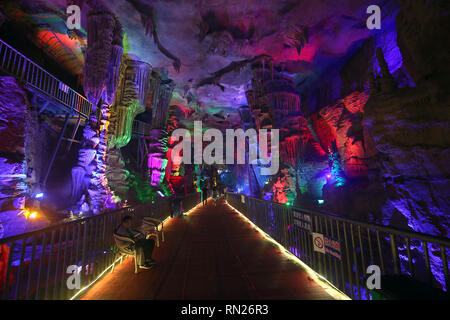 Agosto 23, 2018 - Tai'an, Shandong, Cina - i turisti cinesi di visitare la Grande Rift Valley del Monte Tai, Provincia di Shandong, il 23 agosto 2018. Copre un'area di 1,28 milioni di metri quadrati, i 6.000 metri-odd lunga grotta carsica è di circa 500 milioni di anni fa. Credito: Stephen rasoio/ZUMA filo/Alamy Live News Foto Stock