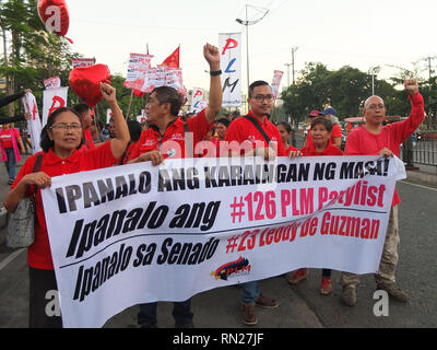 Manila, Filippine. Il 6 maggio, 2012. Gruppo di lavoro i membri in camicie rosse visto tenendo un grande striscione durante il rally.''manodopera Win'' una coalizione di leader del lavoro in esecuzione per il senato ha detto che sono gli unici ad avere il "vero" credenziali per spingere per pro-poveri politiche a differenza di altri candidati per questo anno elezioni.il partito policial ''Partido ng Lakas ng masa"" offre loro stessi come alternative in questo anno di elezioni. Dicono che non appartengono a nessuno la somministrazione o di opposizione Credito: Josefiel Rivera SOPA/images/ZUMA filo/Alamy Live News Foto Stock