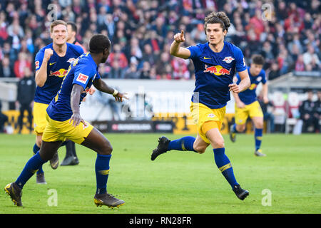 Stuttgart, Germania. Xvi Feb, 2019. Lipsia si è Marcel Sabitzer (R) celebra il suo rigature durante un tedesco Bundeslilga match tra VfB Stuttgart e RB Leipzig a Stoccarda, Germania, Feb 16, 2019. Leipzig ha vinto 3-1. Credito: Kevin Voigt/Xinhua/Alamy Live News Foto Stock