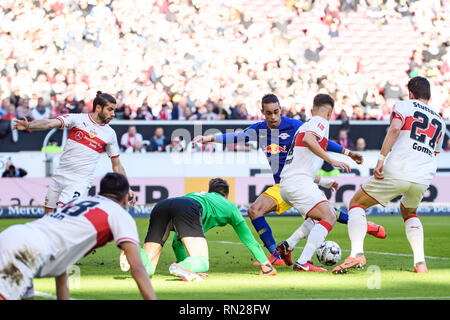 Stuttgart, Germania. Xvi Feb, 2019. Lipsia si è Yussuf Poulsen (terza R) germogli e punteggi durante un tedesco Bundeslilga match tra VfB Stuttgart e RB Leipzig a Stoccarda, Germania, Feb 16, 2019. Leipzig ha vinto 3-1. Credito: Kevin Voigt/Xinhua/Alamy Live News Foto Stock