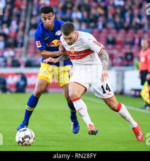 Stuttgart, Germania. Xvi Feb, 2019. Stuttgart, Alexander Esswein (R) contende a Lipsia si è Tyler Adams durante un tedesco Bundeslilga match tra VfB Stuttgart e RB Leipzig a Stoccarda, Germania, Feb 16, 2019. Leipzig ha vinto 3-1. Credito: Kevin Voigt/Xinhua/Alamy Live News Foto Stock