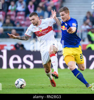 Stuttgart, Germania. Xvi Feb, 2019. Lipsia si è Marcel Halstenberg (R) contende a Stuttgart, Alexander Esswein durante un tedesco Bundeslilga match tra VfB Stuttgart e RB Leipzig a Stoccarda, Germania, Feb 16, 2019. Leipzig ha vinto 3-1. Credito: Kevin Voigt/Xinhua/Alamy Live News Foto Stock