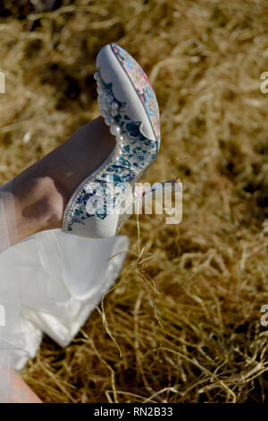 Un bel paio di sposarsi in un romantico Farm Ubicazione - lei è una rossa e wers un breve vintage abiti da sposa. Egli è alto e ha tatuaggi Foto Stock