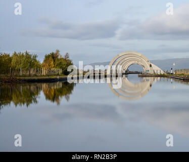 Alberi visualizzando i colori autunnali sono riflesse nelle acque dell'Unione Canal al di sopra della ruota a Falkirk in Scozia. Foto Stock