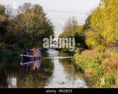 Falkirk, Scotland, Regno Unito - 2 Novembre 2018: un tradizionale canal boat è navigato lungo il canale di unione tra gli alberi la visualizzazione di colori autunnali a Falkirk Foto Stock