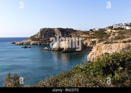 Isola di Karpathos, panorama su Amopi costa rocciosa - mare Egeo, isole Dodecanesi, Grecia Foto Stock